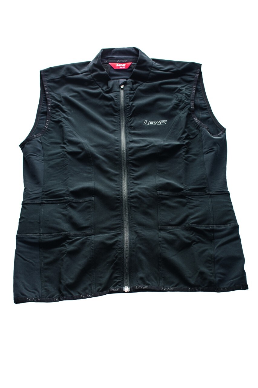 LENS HEAT VEST Gilet riscaldante Caratteristiche Esterno poliammide 84%, elastante 16%; interno poliestere 100%; antivento, antipioggia; batterie escluse Taglia S-4XL Colori Unico Prezzo euro 169,99 (batterie euro 130)